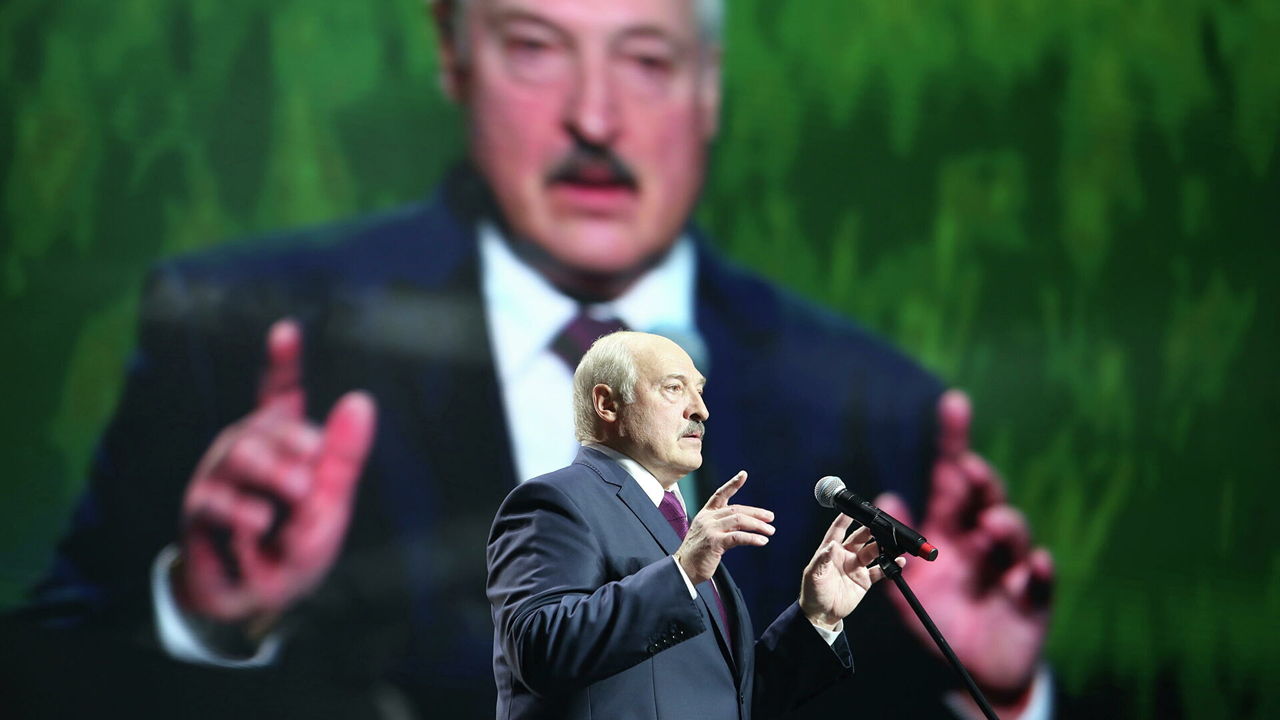 Лукашенко назвал COVID-19 политической и экономической болезнью. Фото: ria.ru.
