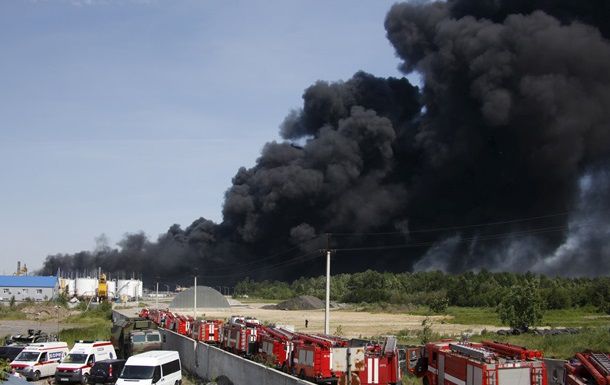 Incendiul a izbucnit luni seara la un rezervor cu o capacitate de 900 m3.