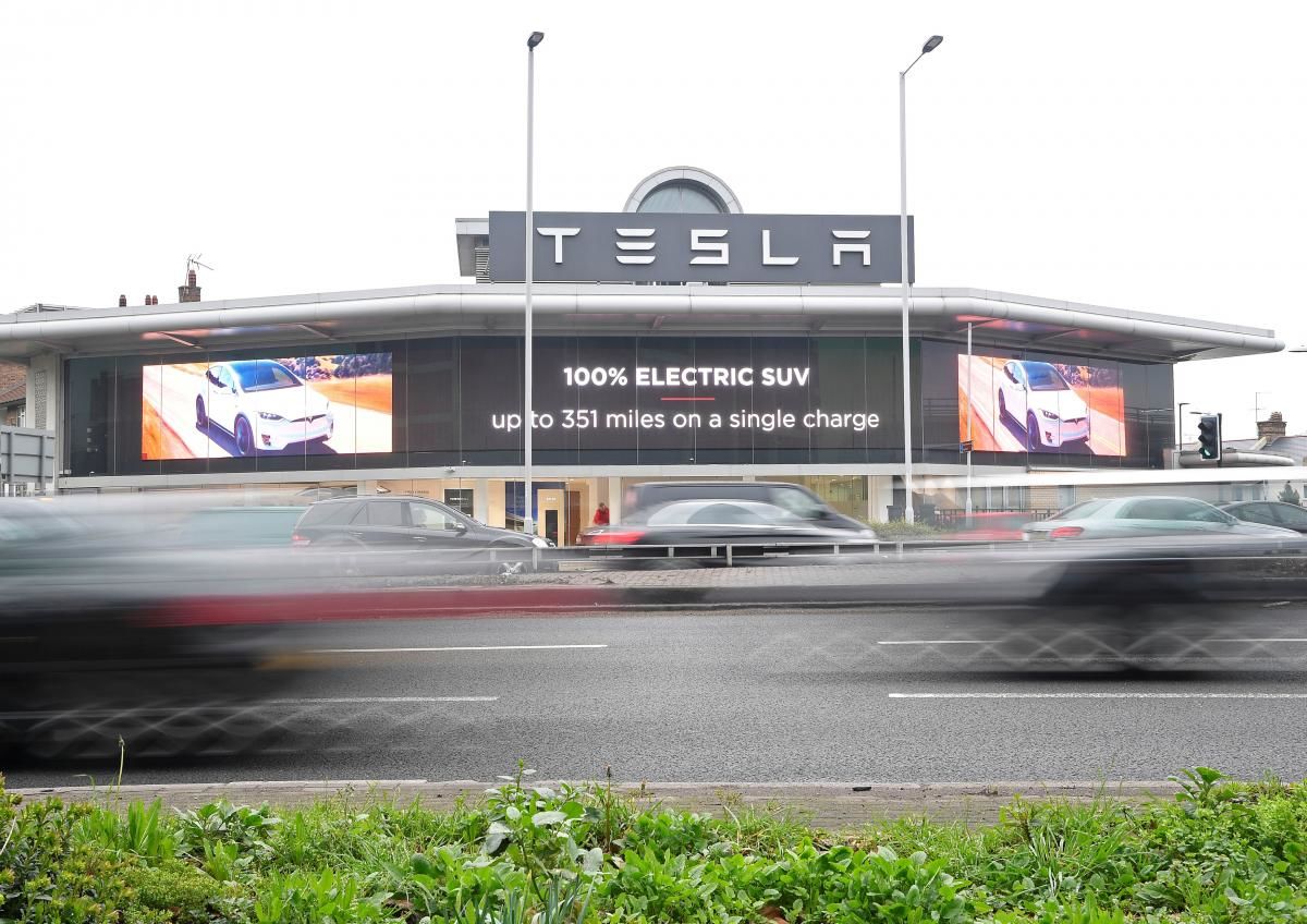 Tesla запретила своим сотрудникам жаловаться.