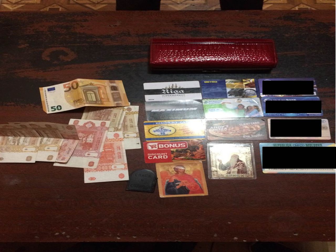 Hoț de buzunare în microbuz: Victima a povestit cum a fost jefuită