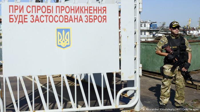 Но поставку Украине боевого оружия власти в Берлине до сих пор исключали.