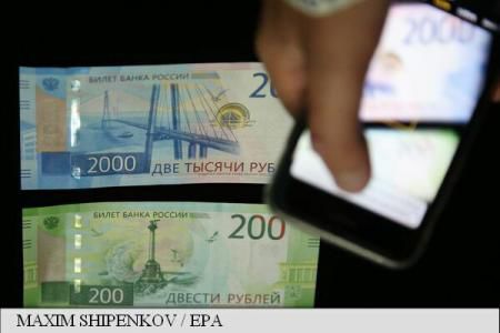 Kievul interzice circulația unei bancnote emise de Banca Centrală a Rusiei cu imagini din Crimeea. Foto: EPA