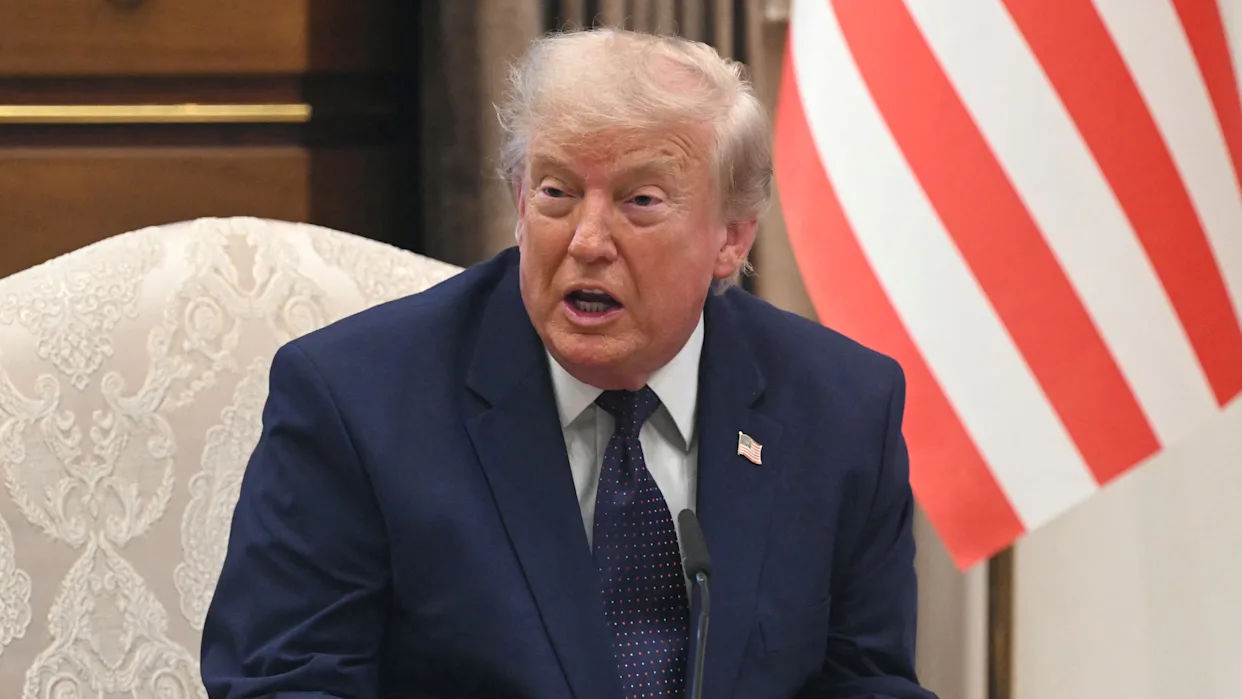 Трамп приказал остановить всю торговлю с Испанией.