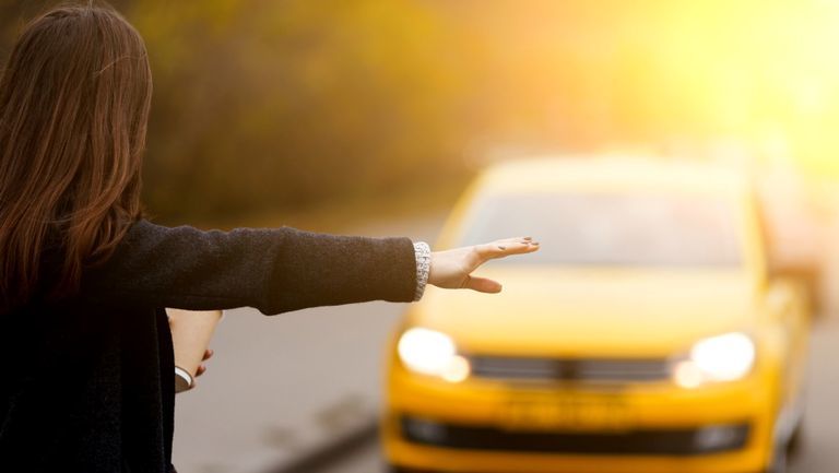 O taximetristă și-a dat seama că iubitul o înșală după ce amanta a urcat în mașina ei. 