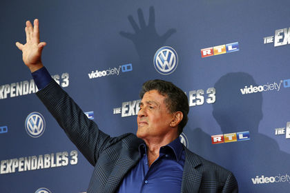 Сильвестр Сталлоне продал на аукционе шлем Айртона Сенны, а также перчатки боксера Мохаммеда Али.