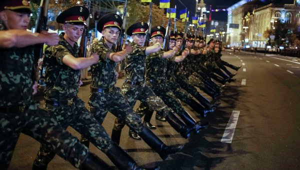 Проведение военного парада в центре Киева эксперт считает "пиар-акцией".