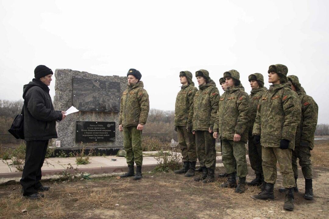 Военнослужащие благоустраивают памятники Великой Отечественной войны.