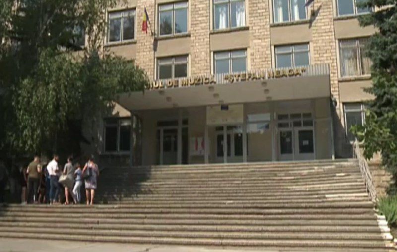 За один год обучения учащиеся колледжа им. Шт. Няги, получающие образование на контрактной основе по специальности "народное пение" платят 13 000 леев.