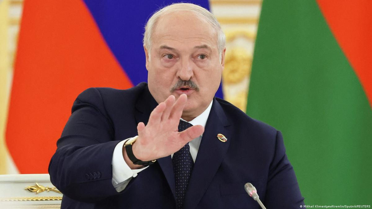 Лукашенко запретил выдавать белорусам паспорта за границей.