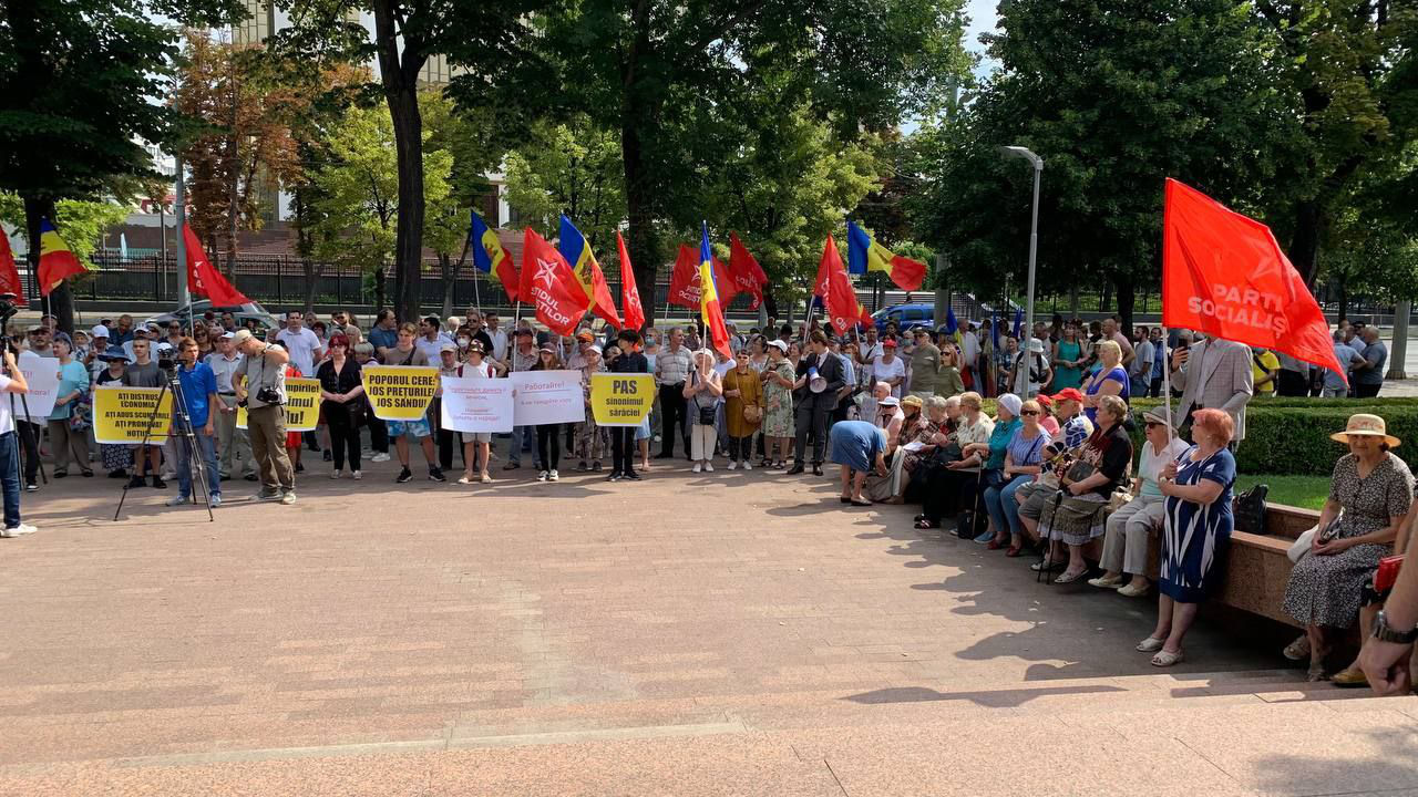 ПСРМ проводит протест у здания парламента.