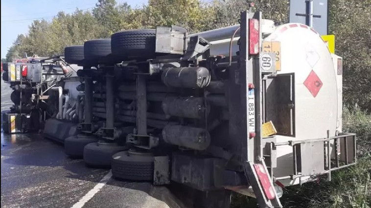 В Румынии перевернулась автоцистерна из Молдовы: пострадал водитель.