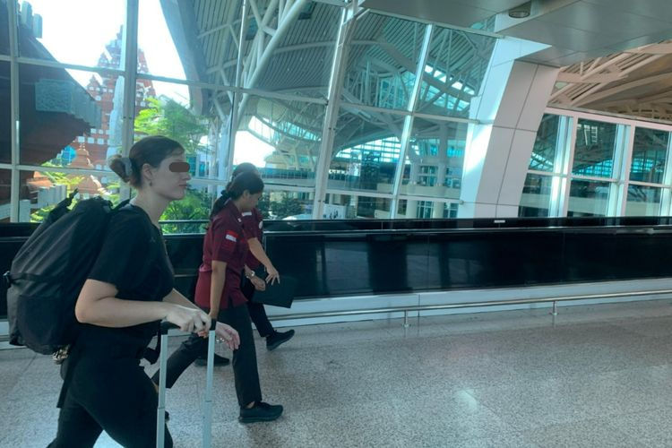 O turistă olandeză, deportată din Bali pentru că a refuzat să plătească micul dejun la hotel.