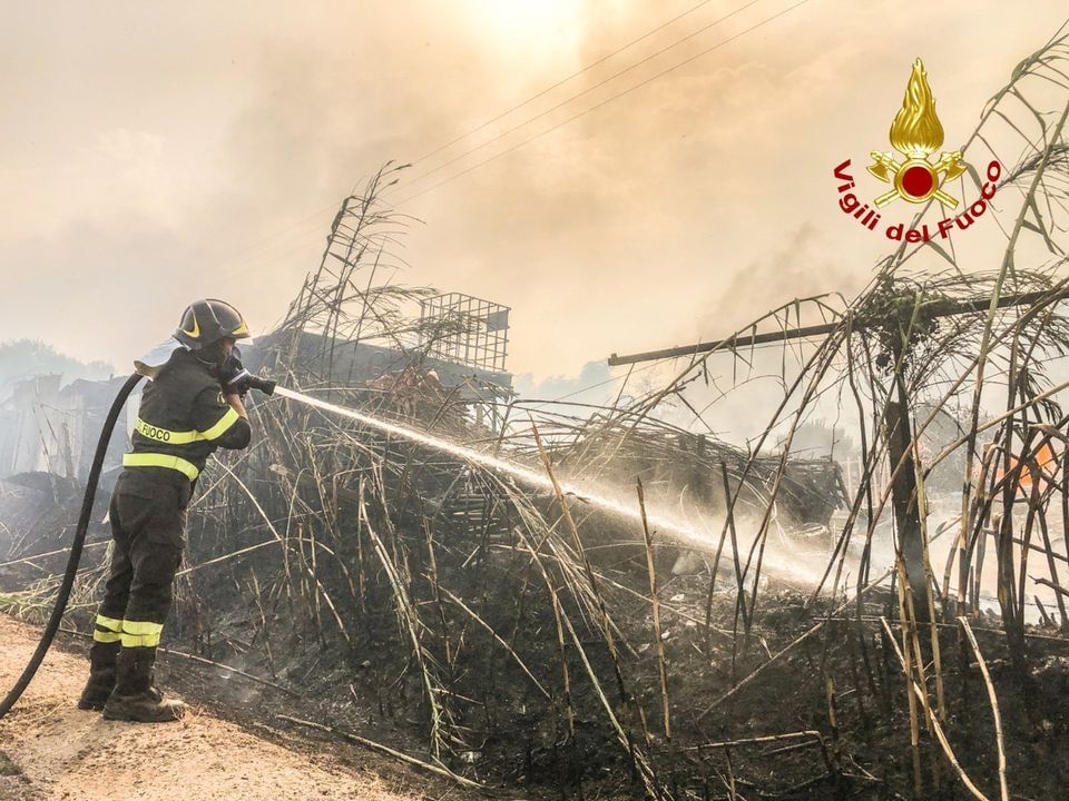 В Сардинии объявили режим ЧС из-за сильнейших пожаров.