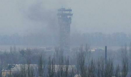 Potrivit armatei ucrainene, grupurile armate ilegale (de separatişti) au crescut numărul şi intensitatea atacurilor lor a căror principală ţintă rămâne aeroportul din Doneţk.