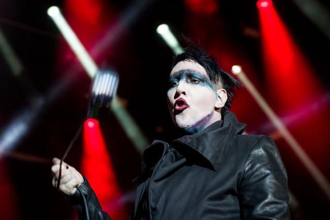 Rockerul american Marilyn Manson, rănit pe scenă după ce o decorațiune imensă a căzut peste el.