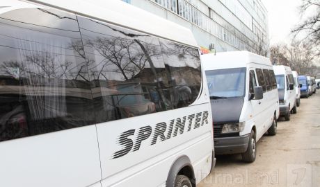 Владелец маршрутной линии обязал 5-6 водителям ежедневно ездить по маршруту 111-й линии.