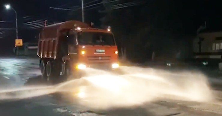 В Бельцах по ночам обеззараживают дороги.