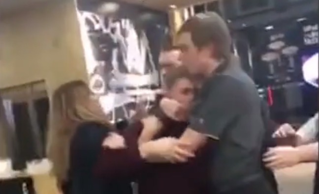 Client nemulțumit, luat la bătaie de angajatul restaurantului