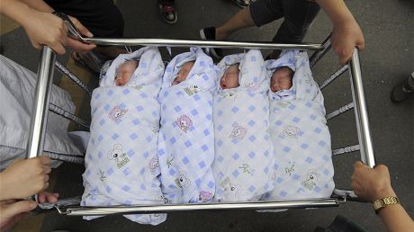 Счастливую маму проведала министр труда и социальной защиты Руксанда Главан.