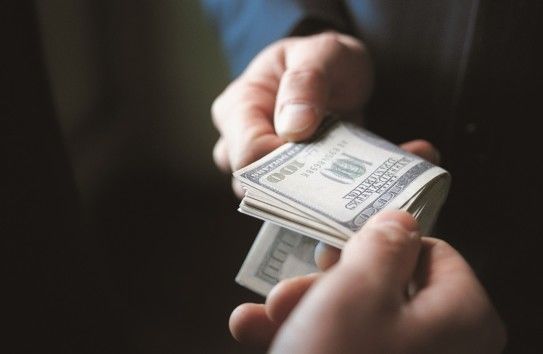 по подозрению в коррупции в Молдове были правоохранителями задержаны 13 человек.
