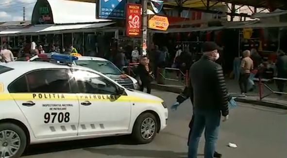 Десятки правоохранителей патрулируют улицы города.