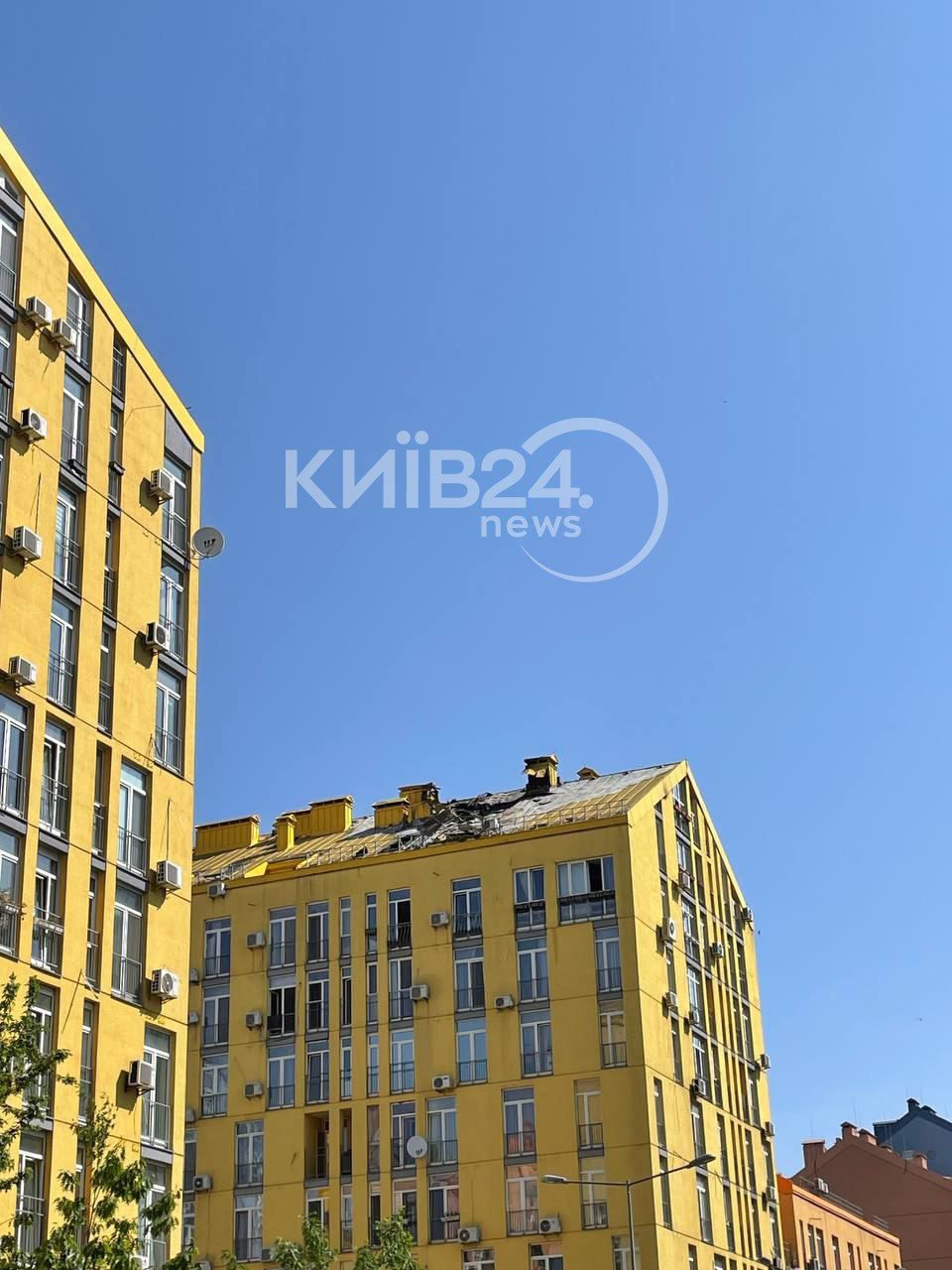 В результате этого были повреждены два жилых здания и автомобили; никто не пострадал.