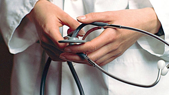 Parintii unui copil, in varsta de 2 ani, afirma ca medicii l-au lasat sa moara chiar sub privirile lor si ca l-au diagnosticat prea tarziu.