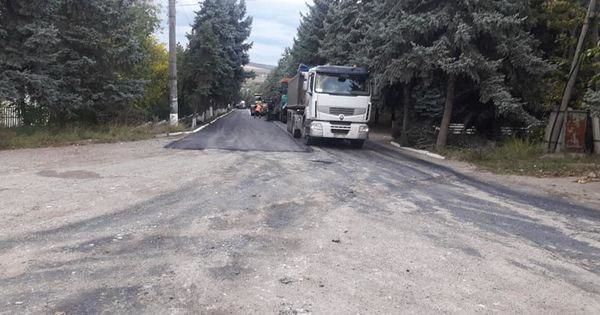 В селе Пепень отремонтированная недавно дорога начала разрушаться