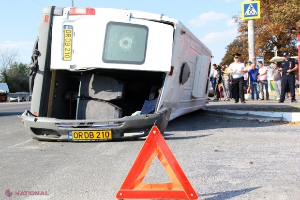 O tânără în vârstă de 25 de ani a ajuns la spital cu diverse traumatisme, după ce microbuzul în care se afla a fost implicat într-un accident rutier.