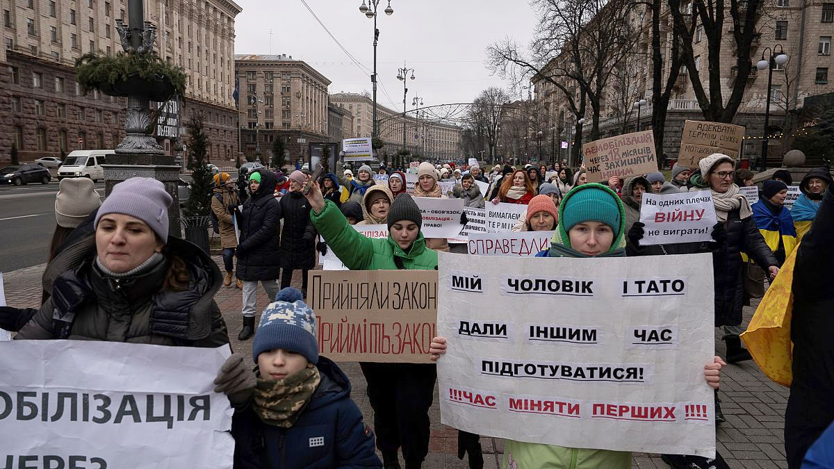 Украинские женщины призывают сократить срок службы в армии.