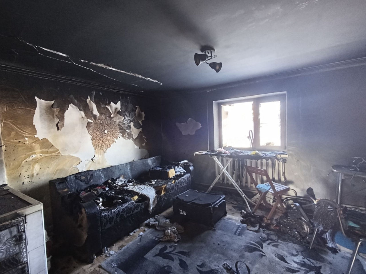 Explozie într-o casă din Costești: Proprietarul, transportat de urgență la spital.