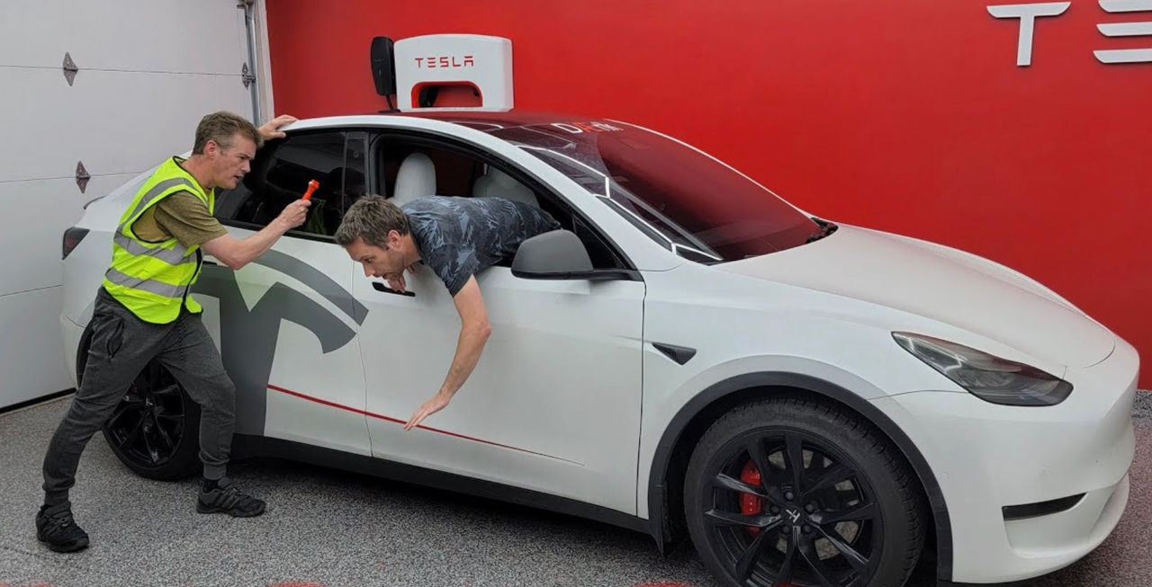 Proprietarii de Tesla cumpără ciocane pentru a putea ieși din mașină în cazul defectării ușilor.