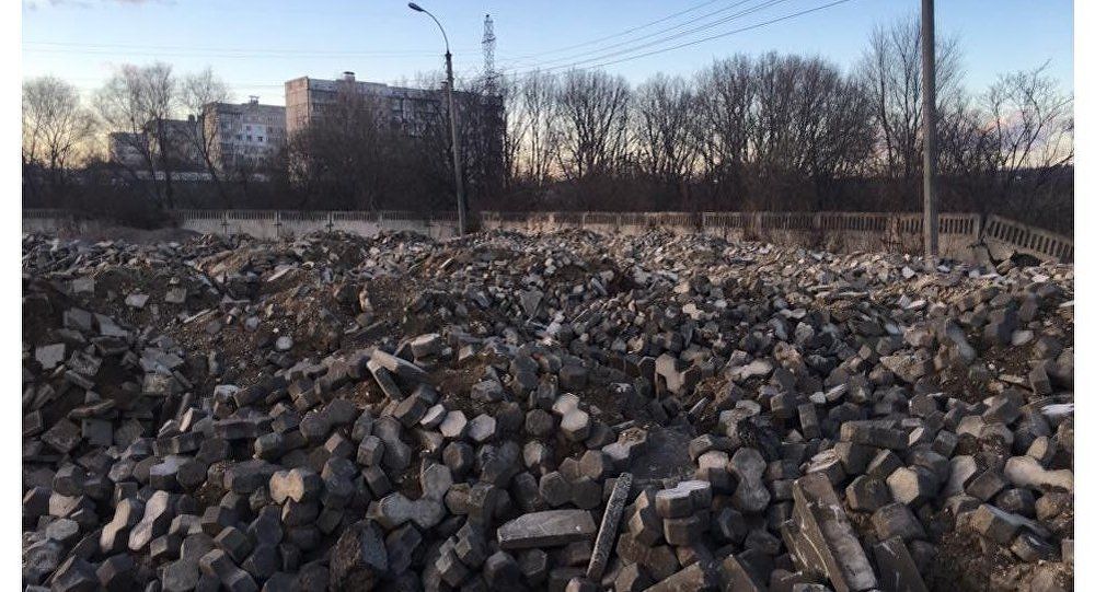 Pavajul din centrul Chișinăului a ajuns în curtea unei întreprinderi. Foto: Facebook / Ilian Cașu