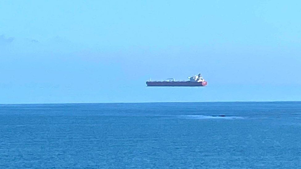 У берегов Британии сняли парящий над водой корабль.