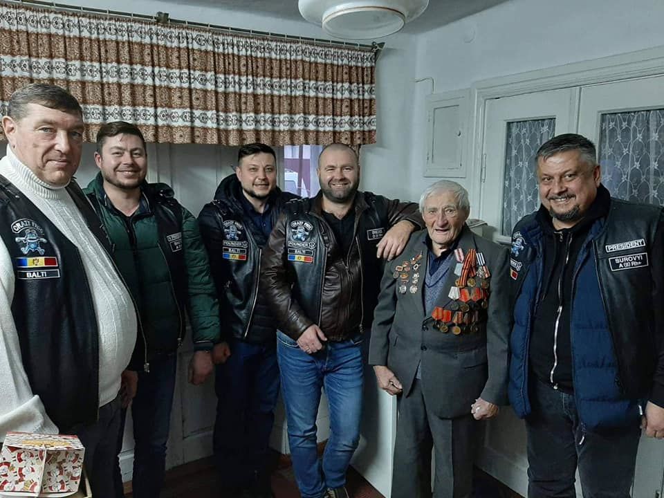 Бельцкие байкеры поздравили ветеранов ВОВ с Новым годом.