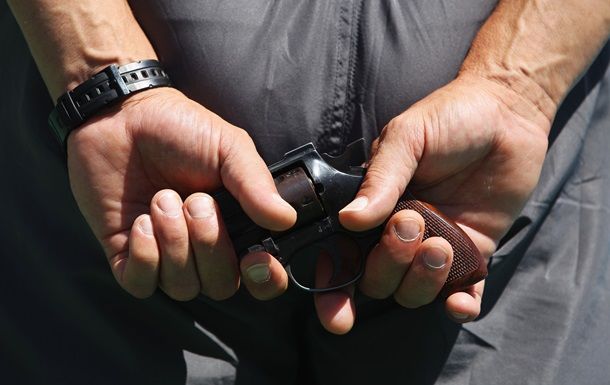 В Киеве мужчина устроил стрельбу из стартового пистолета.