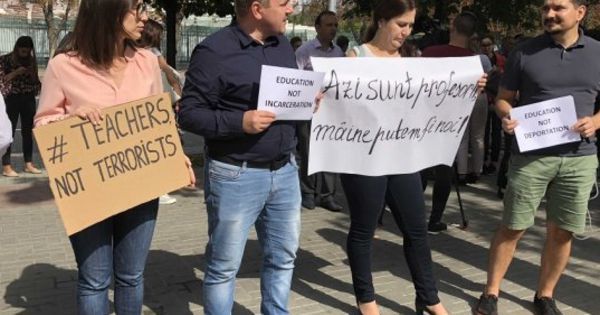 Турецких учителей, высланных из РМ, приговорили к многолетнему заключению.