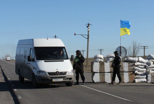 На границе с Крымом вооруженные пограничники несут службу совместно с таможенниками и работниками СБУ.