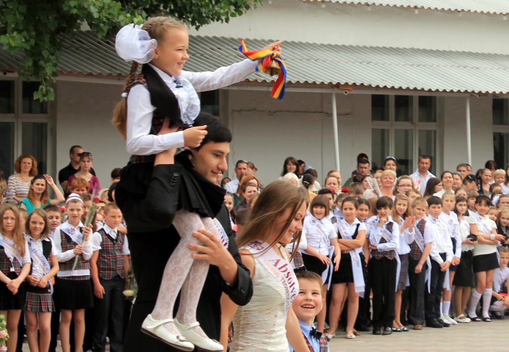 După ultimulul sunet de clopoţel, pentru cei mai mulţi dintre elevi începe vacanţa mare.