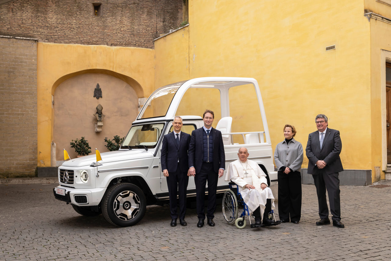 Compania Mercedes-Benz i-a oferit pentru prima dată în istorie un automobil electric Papei Francisc.