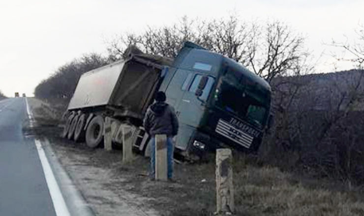 В Гратиештах грузовой автомобиль вылетел в кювет.