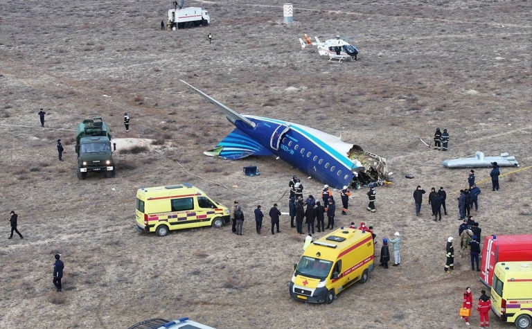 Autoritățile din Kazahstan anunță despre o explozie a unei butelii la bordul avionului prăbușit.