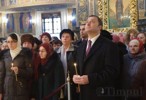 Уже 13 лет подряд в Молдову на Пасху привозят Благодатный огонь из Иерусалима. Фото: timpul.md