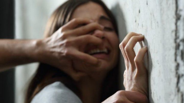 O femeie a fost violată în plină stradă de un bărbat beat