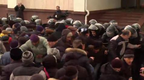 Unii din protestari au început să rupă gardul metalic din spatele Parlamentului.