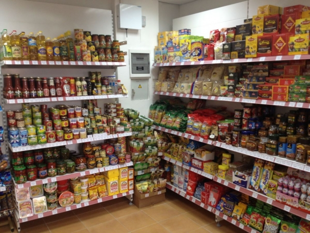 Băuturi răcoritoare în sortiment, brânzică glazurată cu aromă de lămâie, chipsuri și gume de mestecat cu termenul de valabilitate expirat.