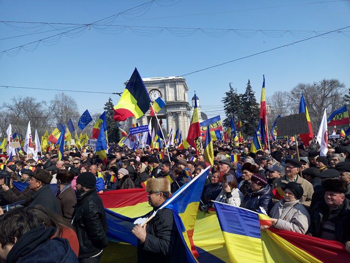 Marea Adunarea Centenară. Un bărbat a venit cu drapelul SUA