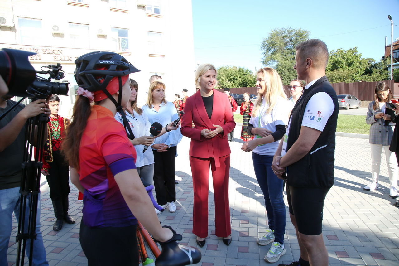 Ирина Влах приветствовала участников велопробега Hospice Bike Tour.