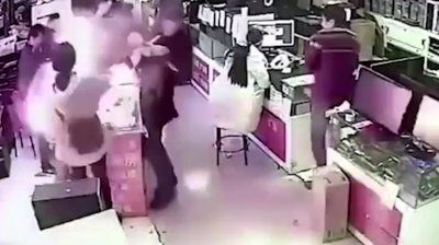 O baterie contrafăcută pentru iPhone a explodat în gura unui bărbat