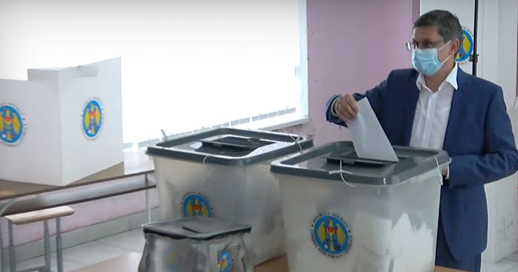 Гросу проголосовал вместе с женой: Я голосовал за перемены.